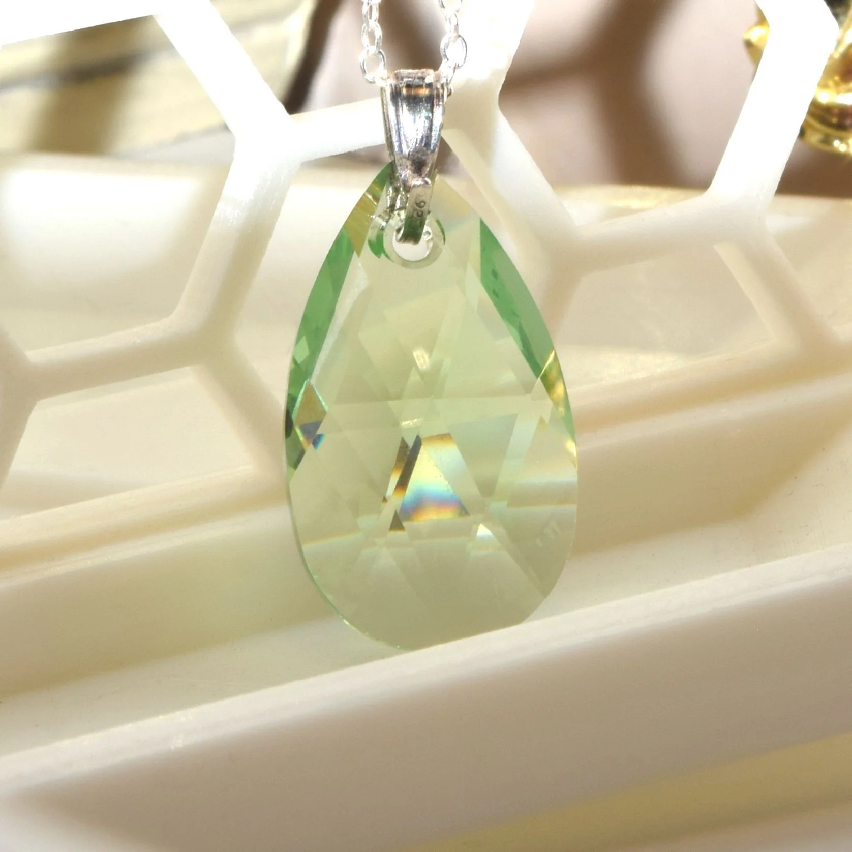 A vintage crystal drop nacklace made of uranium glass